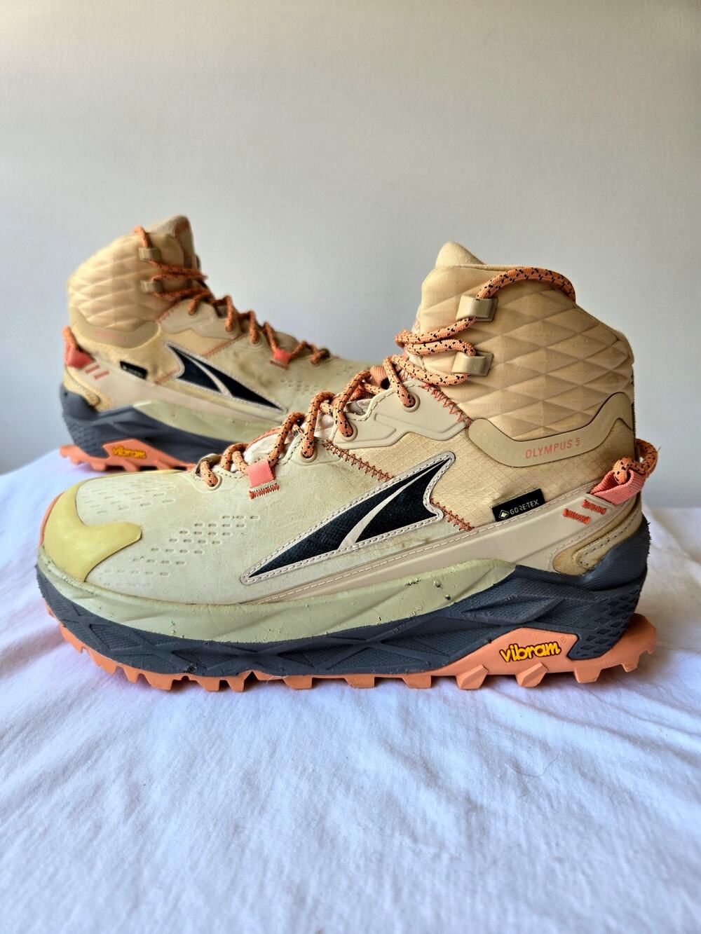 Altra Olympus 5 GTX Mid Women's Hiking Boots Sand Size 9